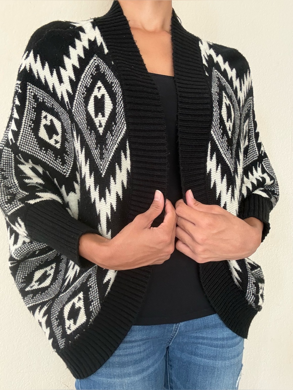 Roommates Black & White Geometric Open-Front Knit Shrug